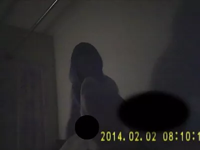 Szőke fuckdoll szexi piros fehérneműben kedveskedve nagymellek ingyen szeretőjének az ágyban