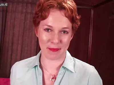 Alina Belle és Katana Kombat kedveskednek a kopasz fejű srácnak az szüzesség elvesztése videó ágyban