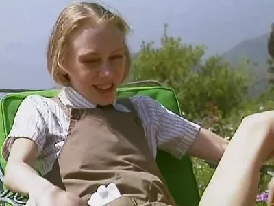 Chick Alicia Williams szopást online szexfilm ad, és szarba kerül egy autóba Halloweenkor