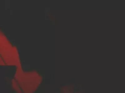 Blair xxxvideók Williams szélesre tárta a lábát, és kemény szúrásban üdvözli